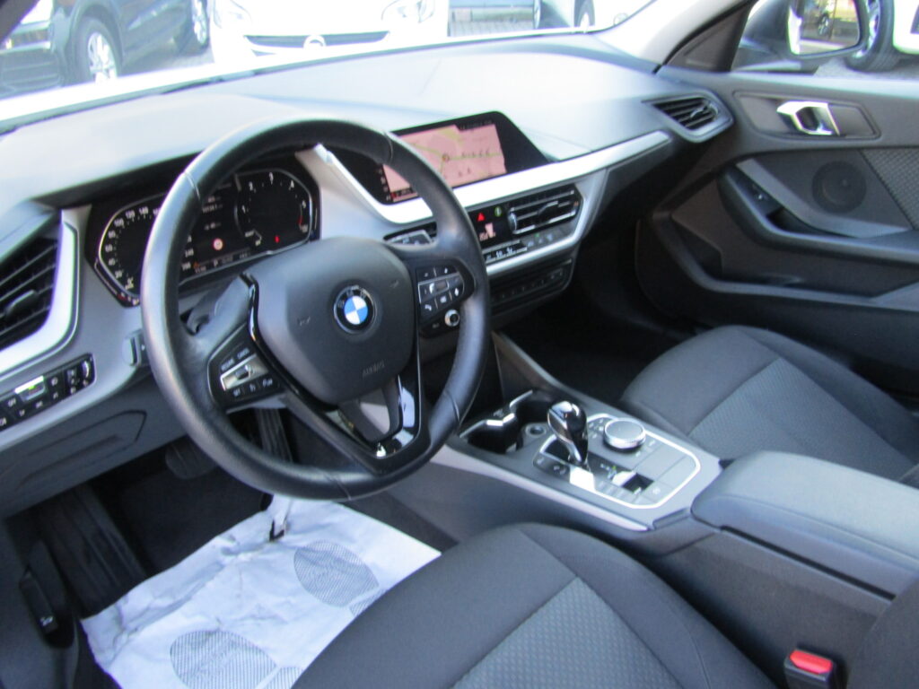 BMW 118 d CAMBIO AUTO CERCHI 17,FULL LED,NAVI,SENSORI ANT E POST