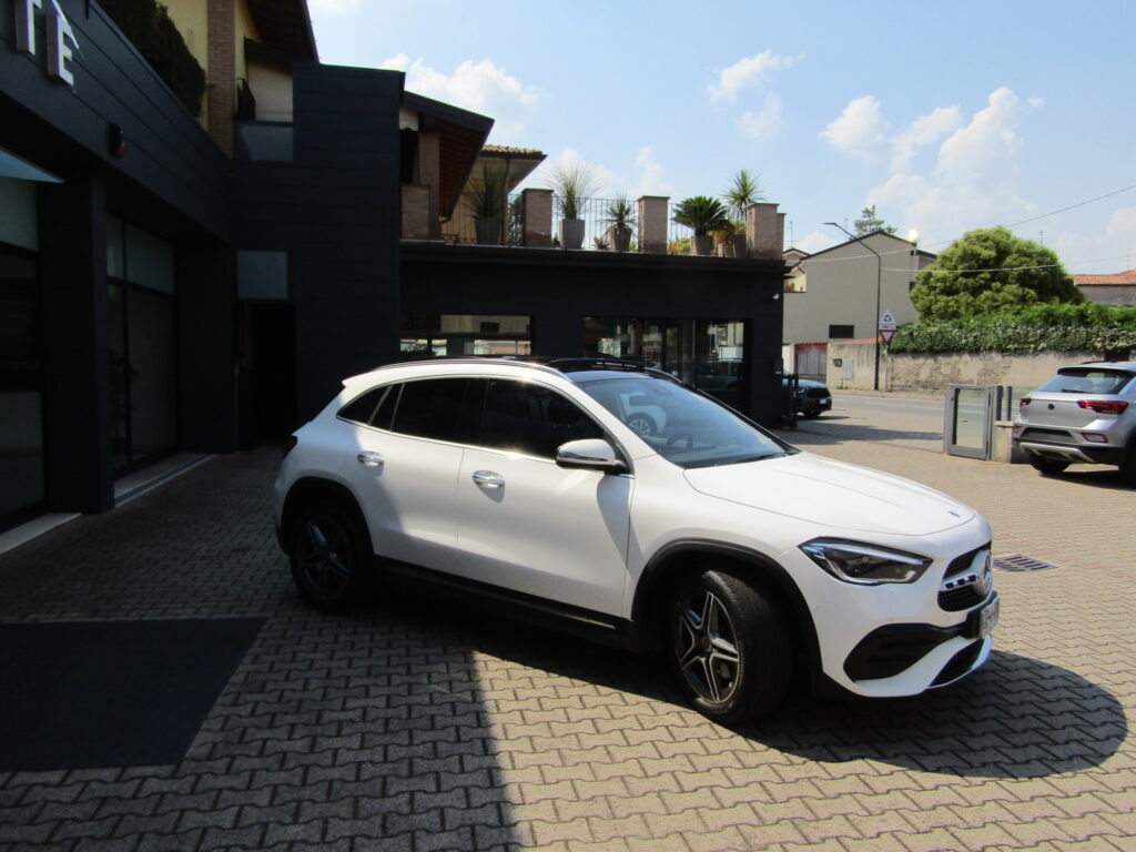 Mercedes-Benz GLA 200 BZ PREMIUM AMG,CERCHI 19,TETTO,MULTIBEAM,GANCIO