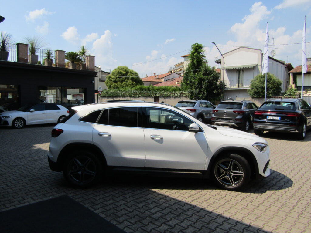 Mercedes-Benz GLA 200 BZ PREMIUM AMG,CERCHI 19,TETTO,MULTIBEAM,GANCIO