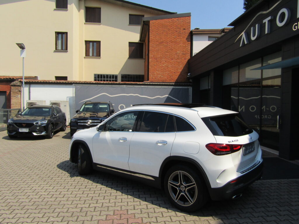 Mercedes-Benz GLA 200 BZ PREMIUM AMG,CERCHI 19,TETTO,MULTIBEAM,GANCIO