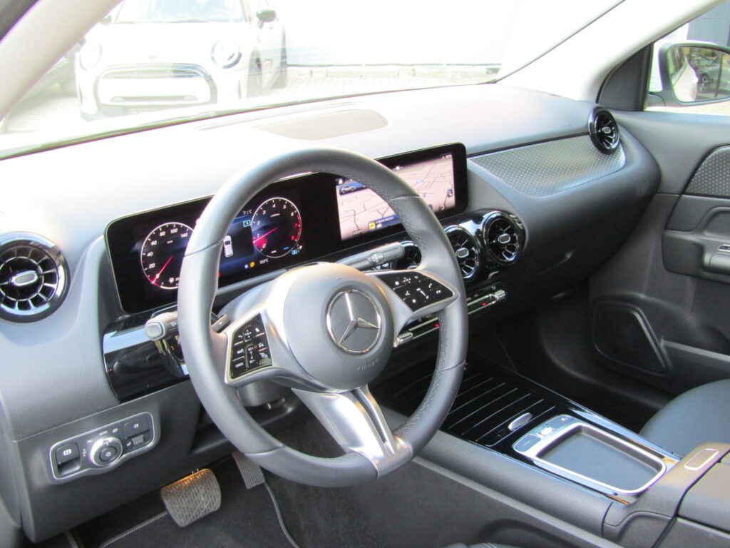 Mercedes-Benz GLA 200 BZ MHEV CAMBIO AUTO,CERCHI 17,NAVI,LED,SENSORI,AZIENDALE