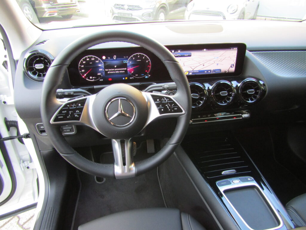 Mercedes-Benz GLA 200 BZ MHEV CAMBIO AUTO,CERCHI 17,NAVI,LED,SENSORI,AZIENDALE