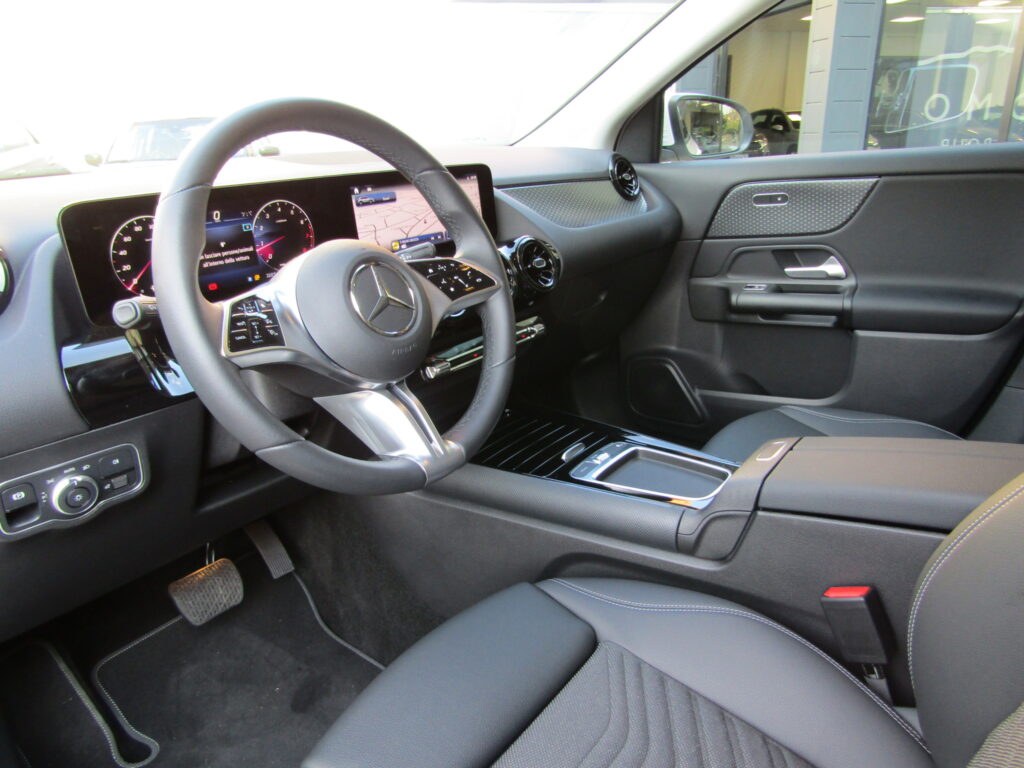 Mercedes-Benz GLA 200 BZ MHEV CAMBIO AUTO,CERCHI 17,NAVI,LED,SENSORI,AZIENDALE