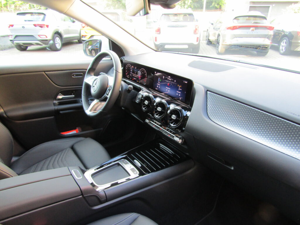 Mercedes-Benz GLA 200 BZ MHEV CAMBIO AUTO,CERCHI 17,NAVI,LED,SENSORI,AZIENDALE