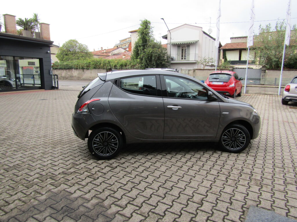 Lancia Ypsilon 1.0 HYBRID ORO,5 POSTI,CLIMA,NEOPATENTATI,KM 0