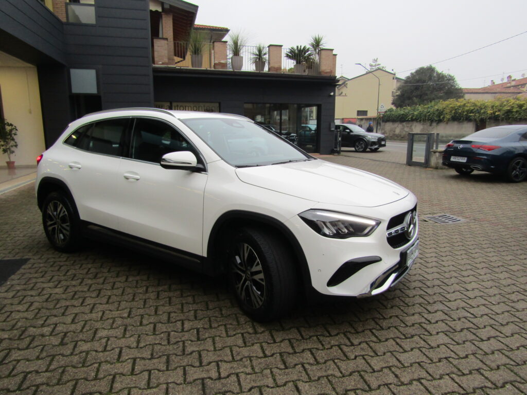 Mercedes-Benz GLA 200 d SPORT 4 MATIC AUTO,CERCHI 18,FARI LED,TELECAMERA